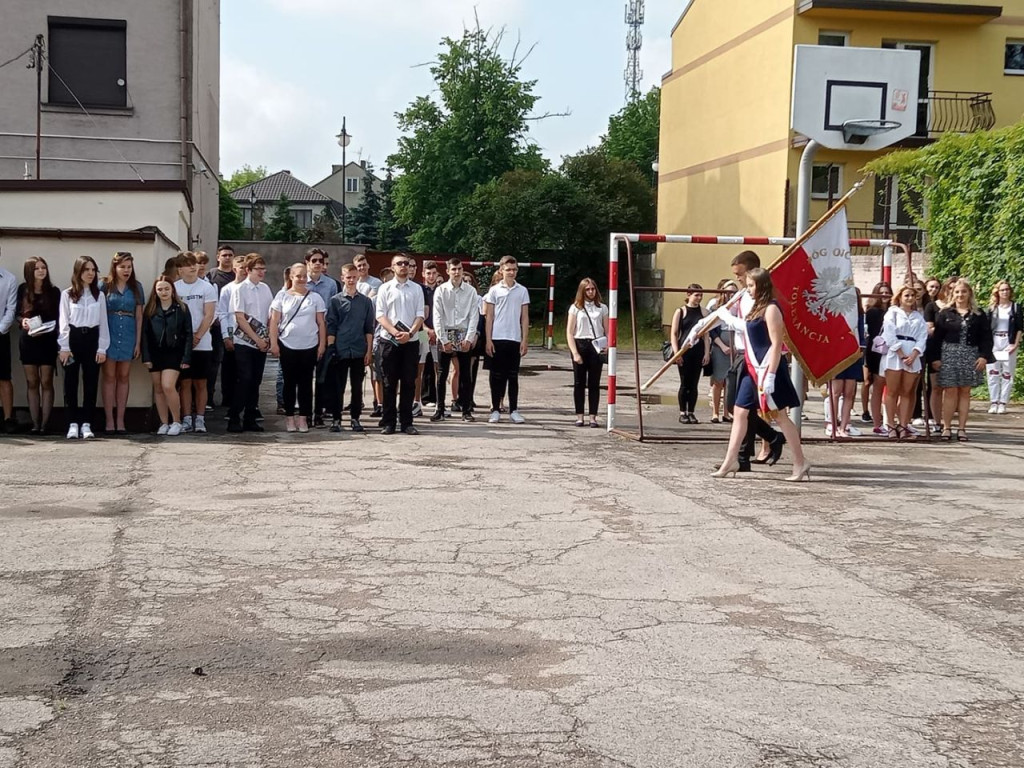 Uczniowie szkół średnich rozpoczęli wakacje! [wideo, fotogaleria]