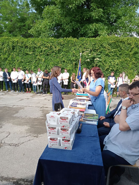 Uczniowie szkół średnich rozpoczęli wakacje! [wideo, fotogaleria]