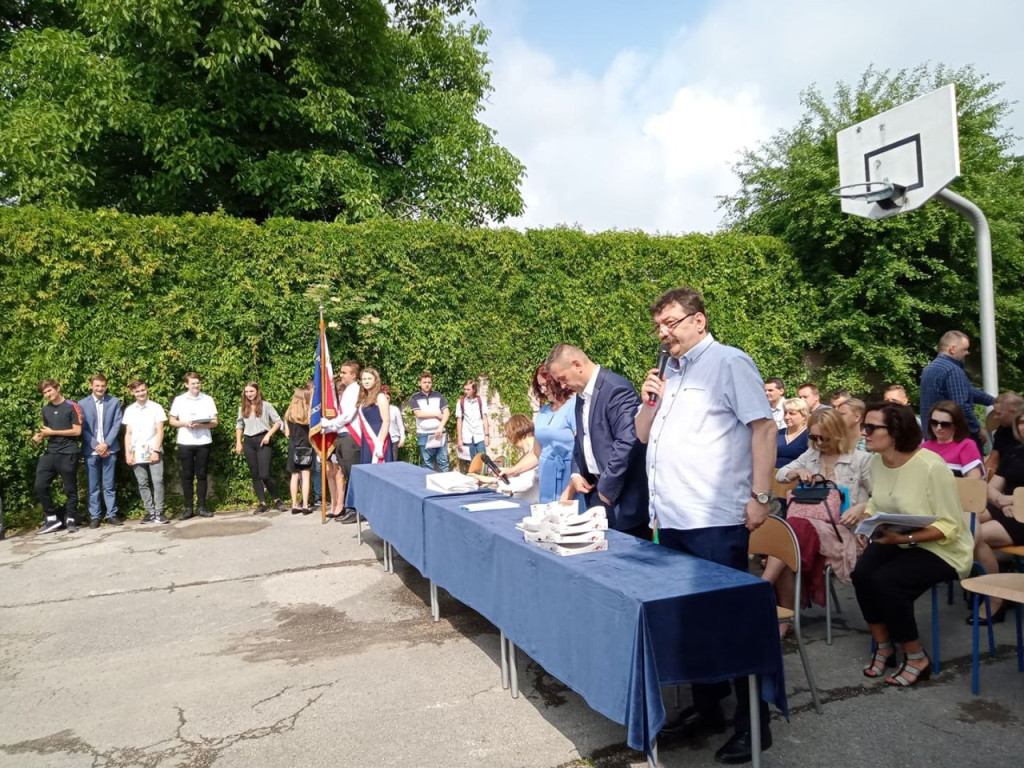 Uczniowie szkół średnich rozpoczęli wakacje! [wideo, fotogaleria]