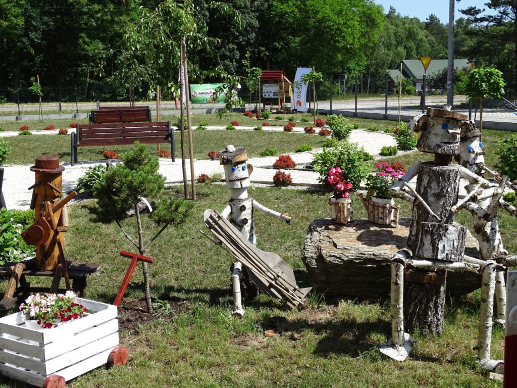 W Górnikach i Smykowie stanęły `Hotele dla owadów` [zdjęcia]