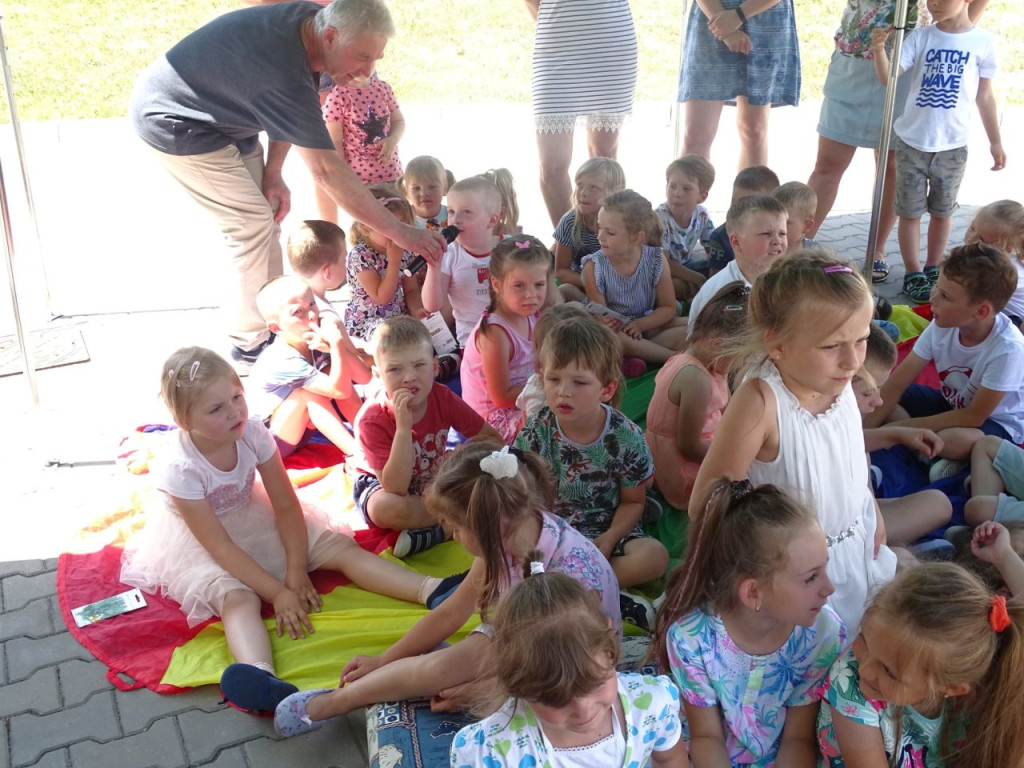 W Górnikach i Smykowie stanęły `Hotele dla owadów` [zdjęcia]
