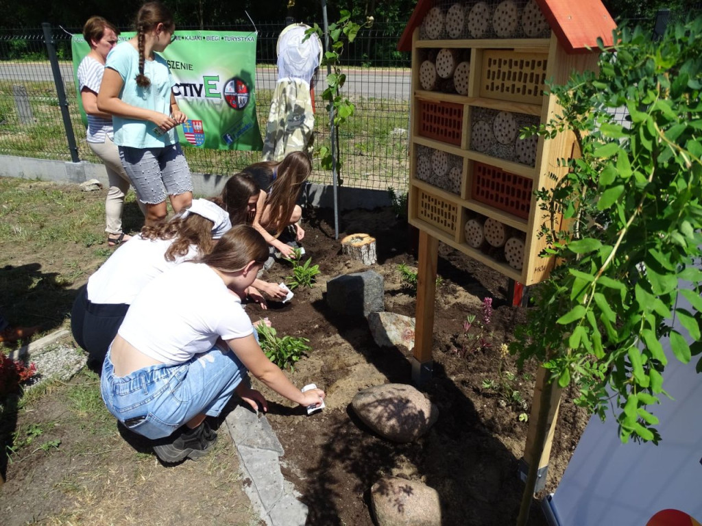 W Górnikach i Smykowie stanęły `Hotele dla owadów` [zdjęcia]