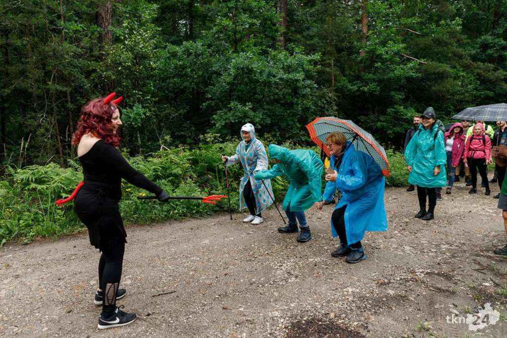 Wspólnie wyruszyli na Piekielny Szlak, by zobaczyć ślady dinozaurów [fotorelacja]