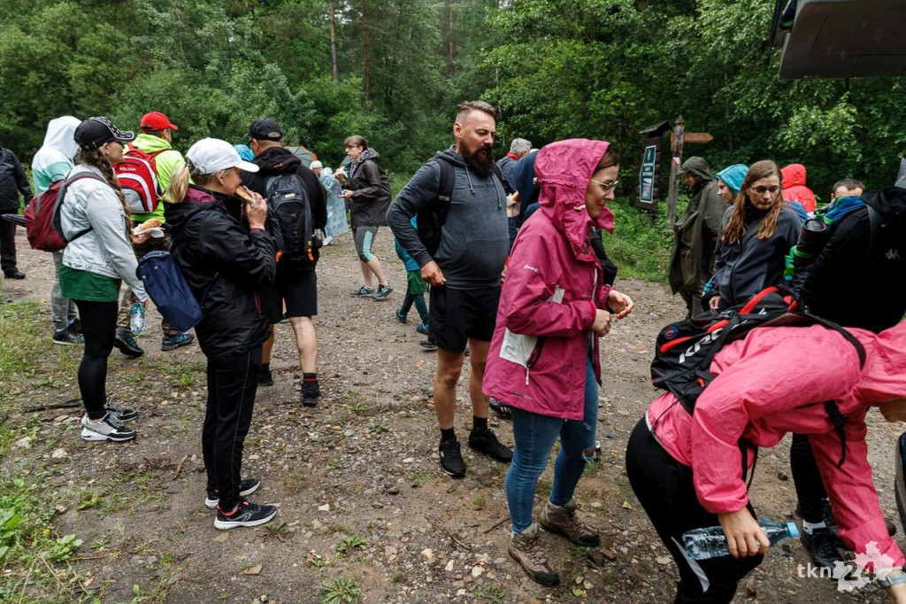 Wspólnie wyruszyli na Piekielny Szlak, by zobaczyć ślady dinozaurów [fotorelacja]