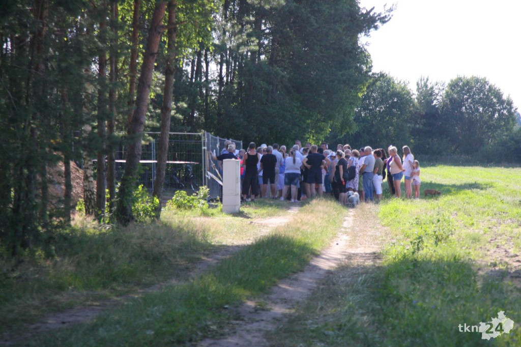 Mieszkańcy przeciw masztowi telefonii. Trwają protesty [aktualizacja, wideo, zdjęcia]