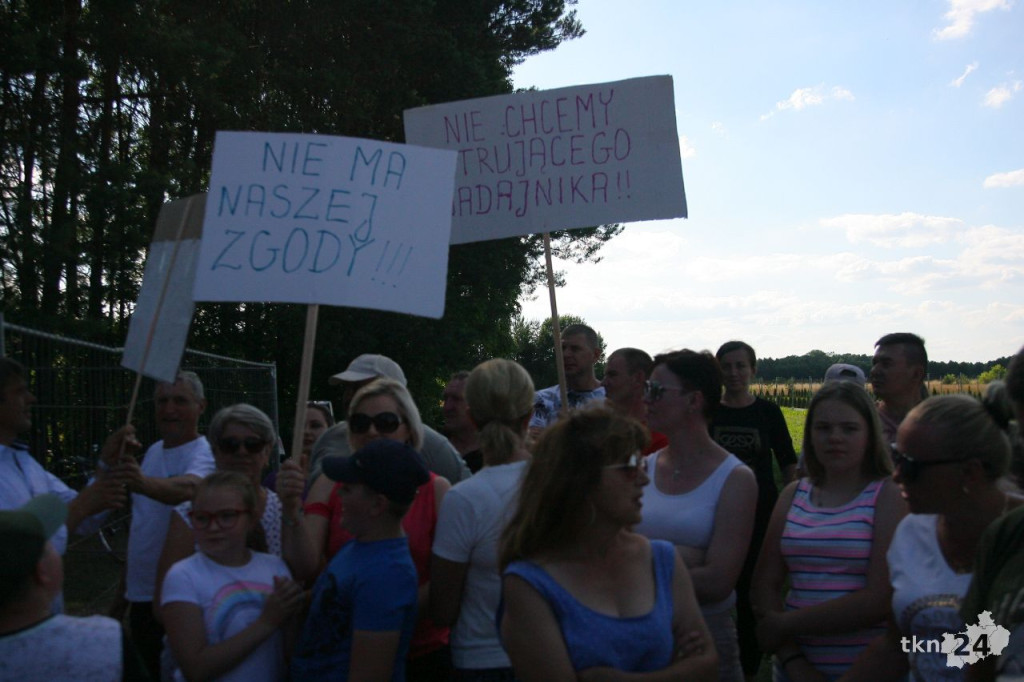 Mieszkańcy przeciw masztowi telefonii. Trwają protesty [aktualizacja, wideo, zdjęcia]