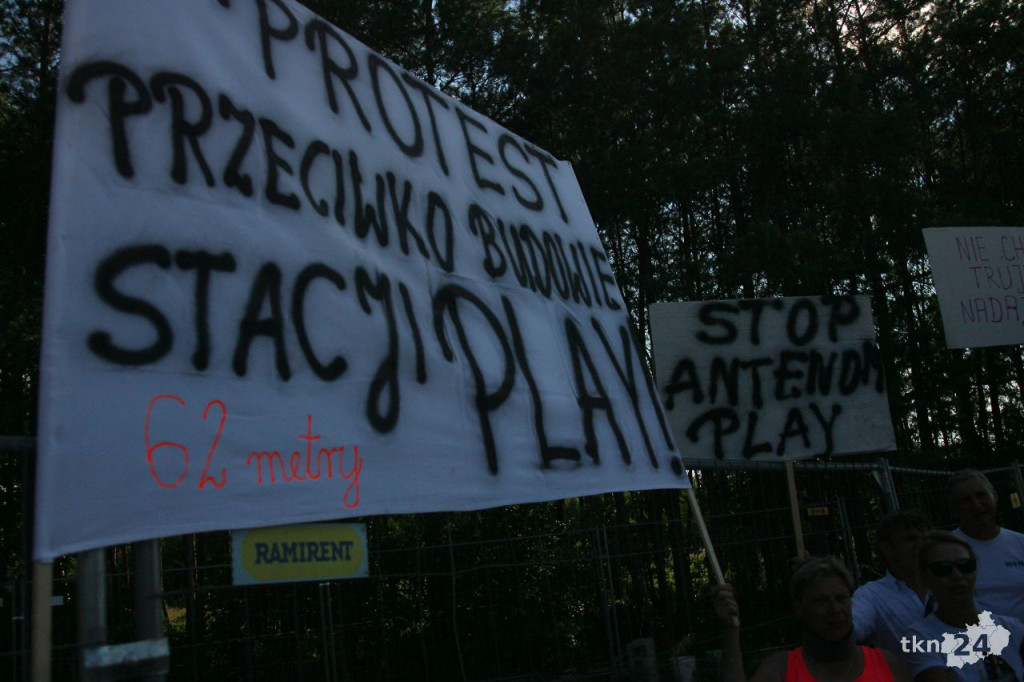 Mieszkańcy przeciw masztowi telefonii. Trwają protesty [aktualizacja, wideo, zdjęcia]