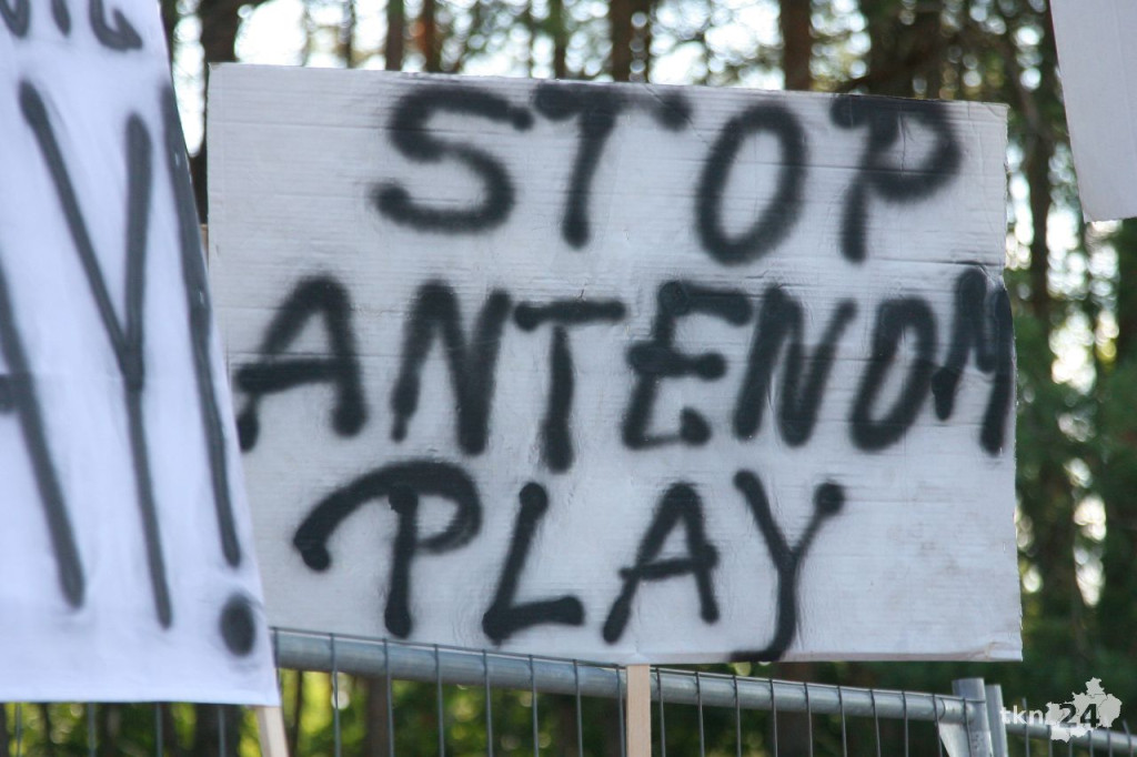 Mieszkańcy przeciw masztowi telefonii. Trwają protesty [aktualizacja, wideo, zdjęcia]