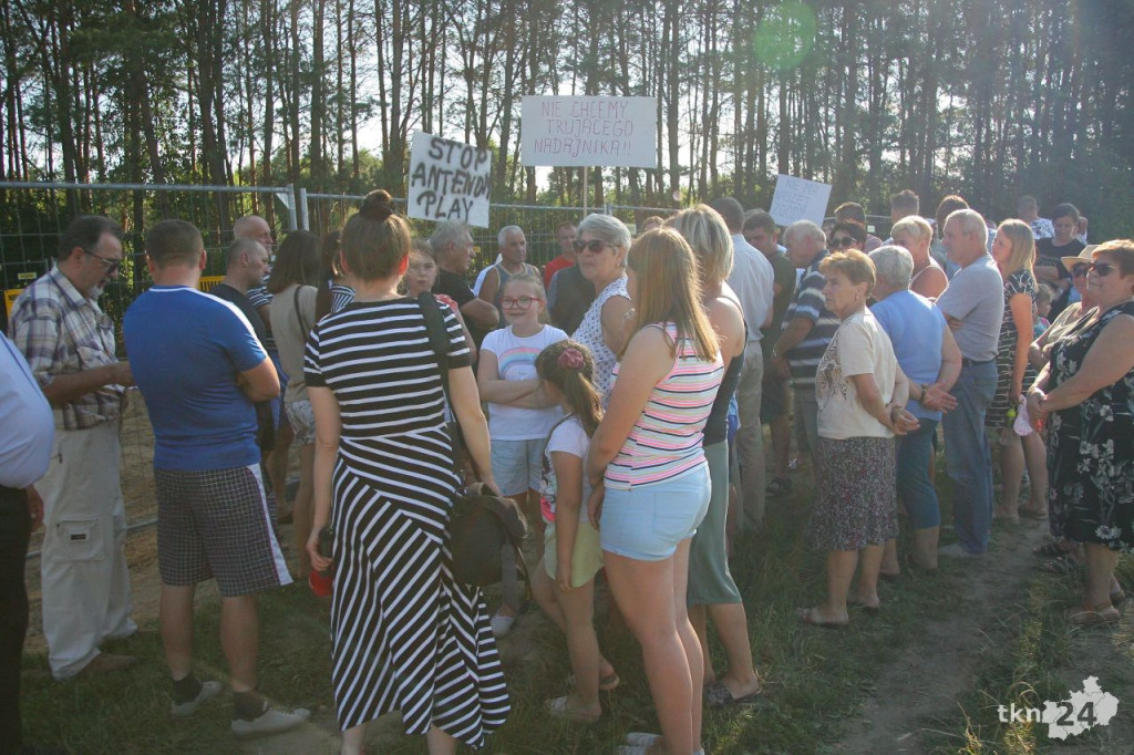 Mieszkańcy przeciw masztowi telefonii. Trwają protesty [aktualizacja, wideo, zdjęcia]
