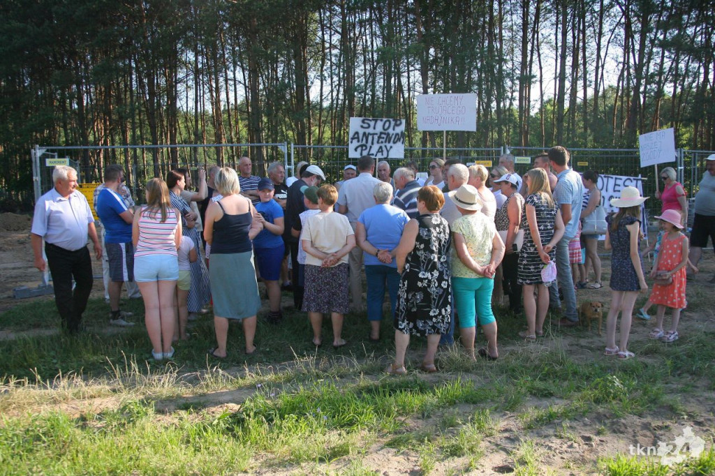 Mieszkańcy przeciw masztowi telefonii. Trwają protesty [aktualizacja, wideo, zdjęcia]