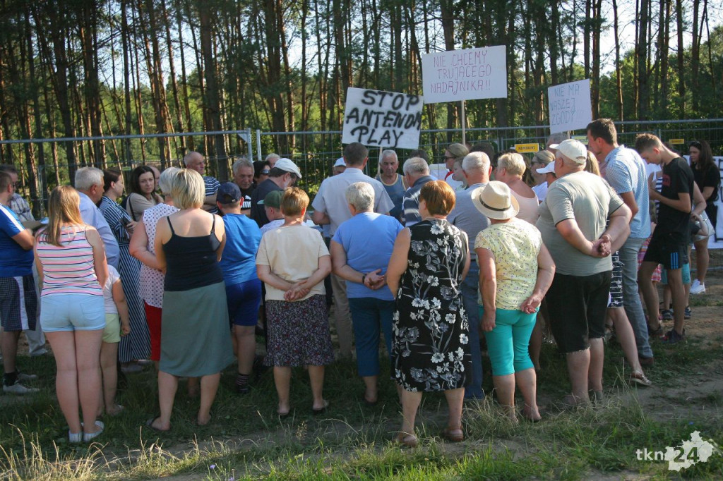 Mieszkańcy przeciw masztowi telefonii. Trwają protesty [aktualizacja, wideo, zdjęcia]
