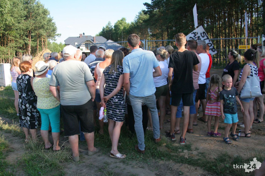 Mieszkańcy przeciw masztowi telefonii. Trwają protesty [aktualizacja, wideo, zdjęcia]