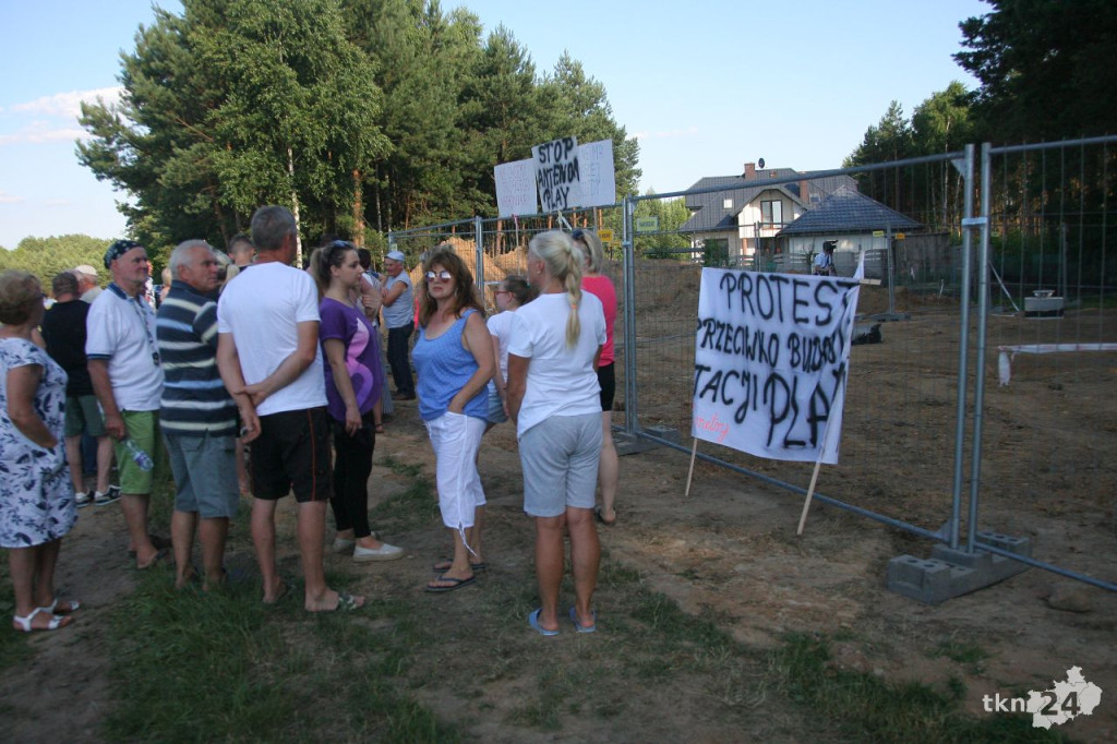 Mieszkańcy przeciw masztowi telefonii. Trwają protesty [aktualizacja, wideo, zdjęcia]