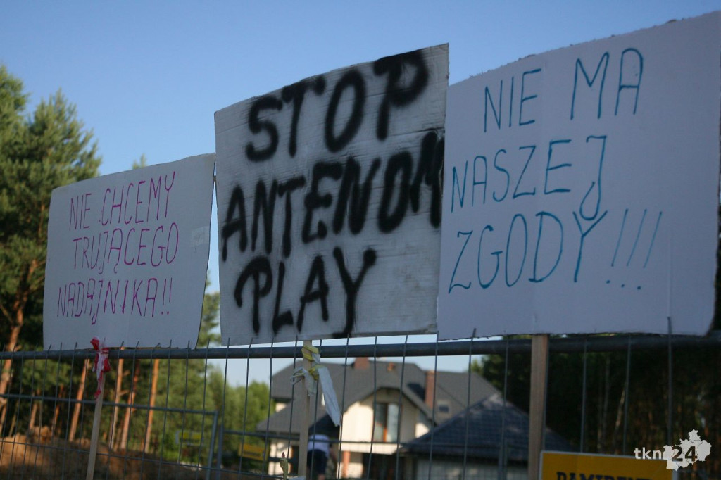 Mieszkańcy przeciw masztowi telefonii. Trwają protesty [aktualizacja, wideo, zdjęcia]