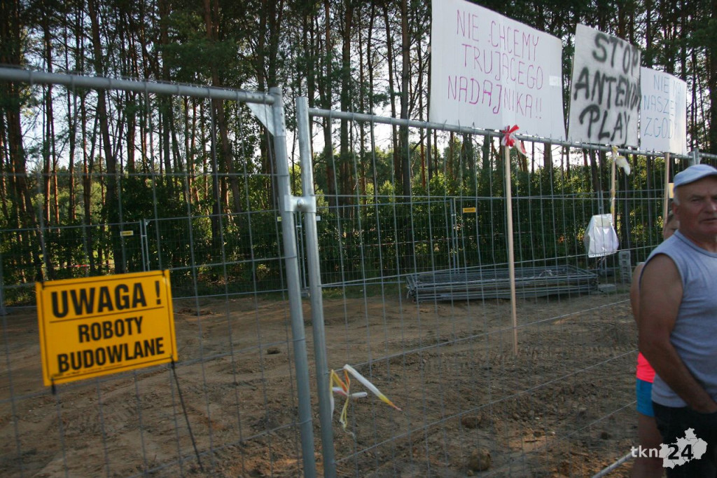 Mieszkańcy przeciw masztowi telefonii. Trwają protesty [aktualizacja, wideo, zdjęcia]