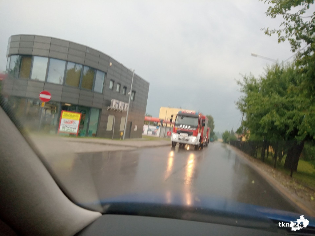 Burza w koneckim. Zalało market!