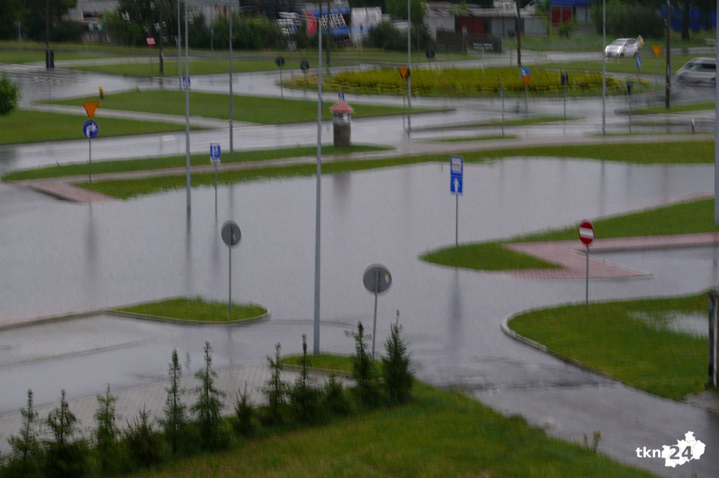 Burza w koneckim. Zalało market!