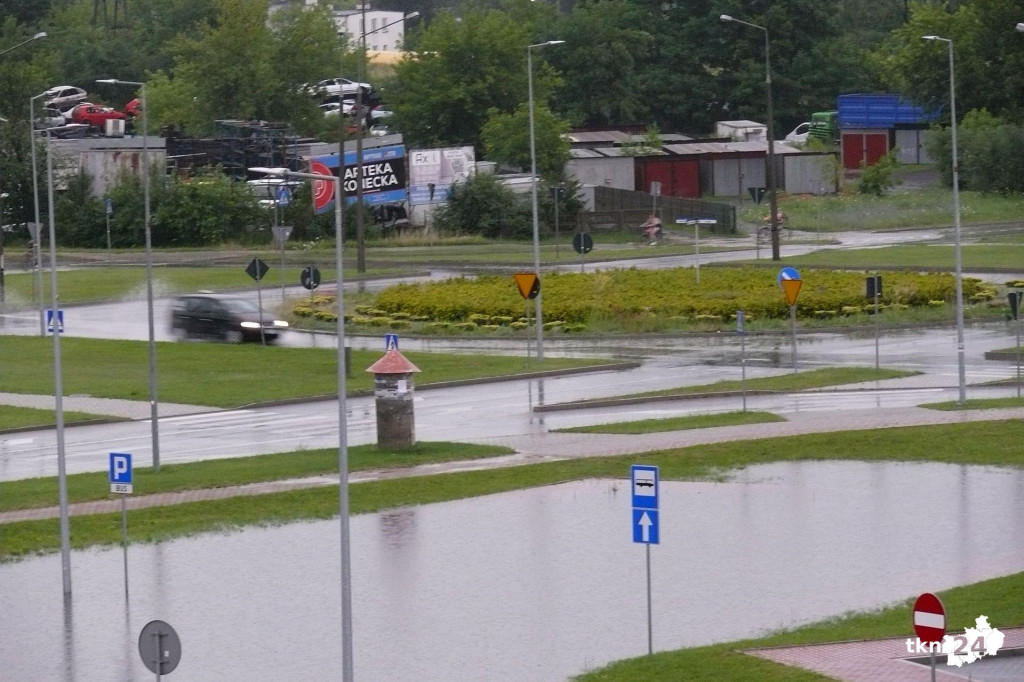 Burza w koneckim. Zalało market!