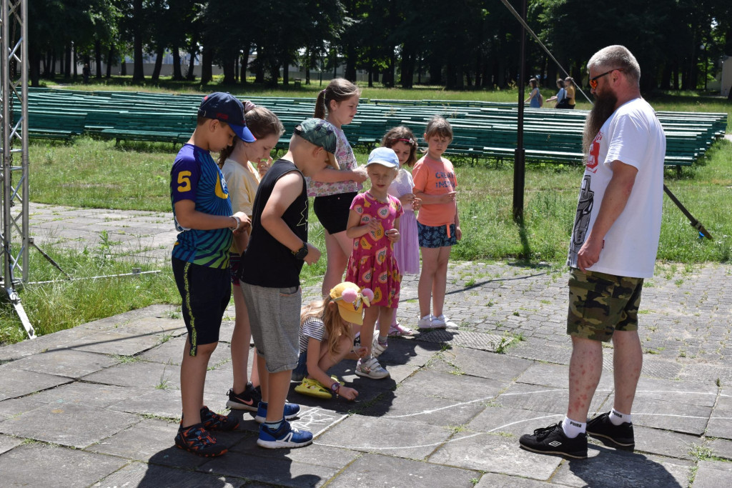 Bawili się i wykuwali gwoździe. Fotorelacja z I turnusu Wakacyjnego Klubu Dziecka