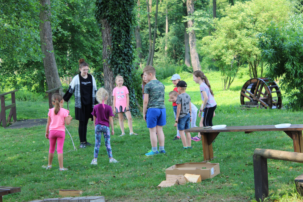 Bawili się i wykuwali gwoździe. Fotorelacja z I turnusu Wakacyjnego Klubu Dziecka