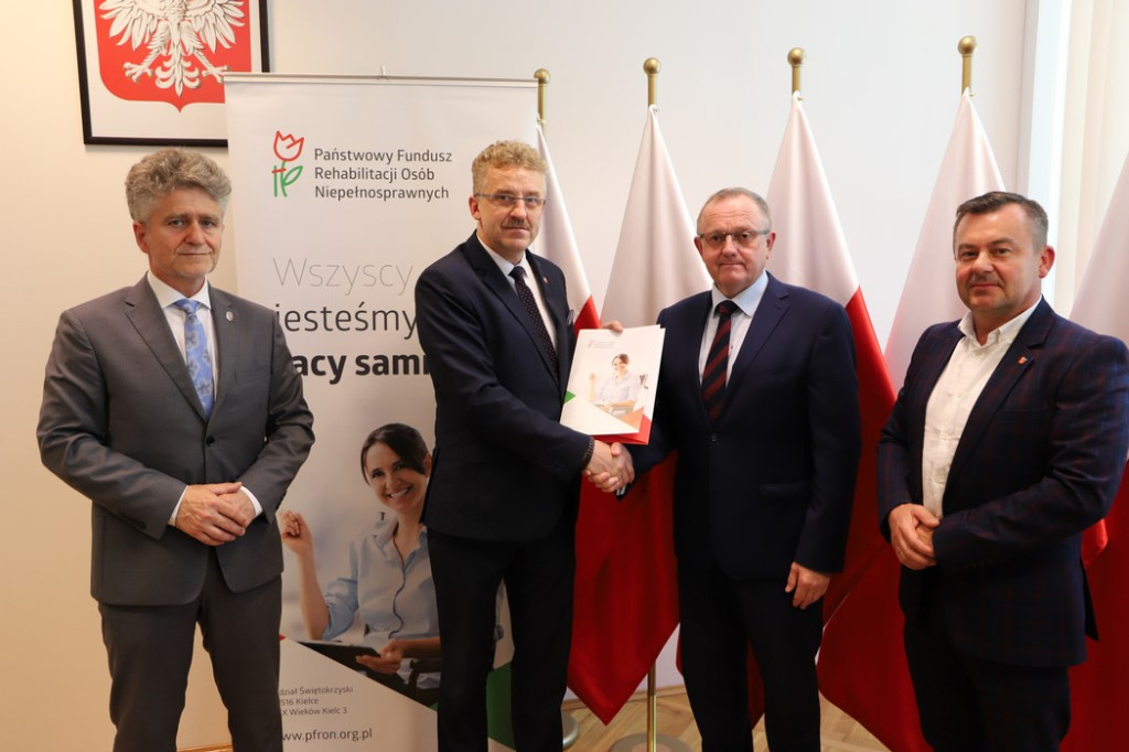 PFRON dofinansuje zakup dwóch mikrobusów w powiecie koneckim