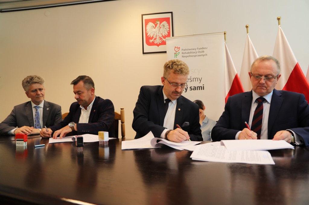 PFRON dofinansuje zakup dwóch mikrobusów w powiecie koneckim