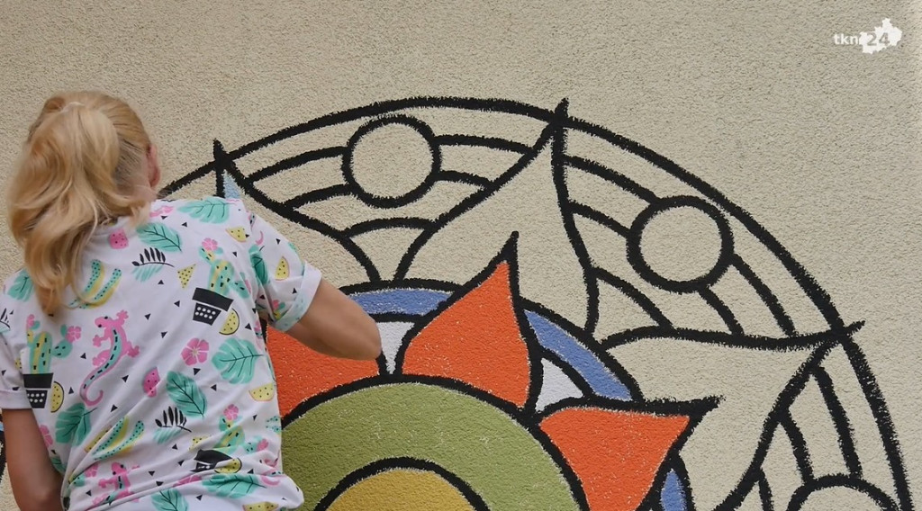 Dzieci tworzą mural na stąporkowskim Domu Kultury [wideo, zdjęcia]