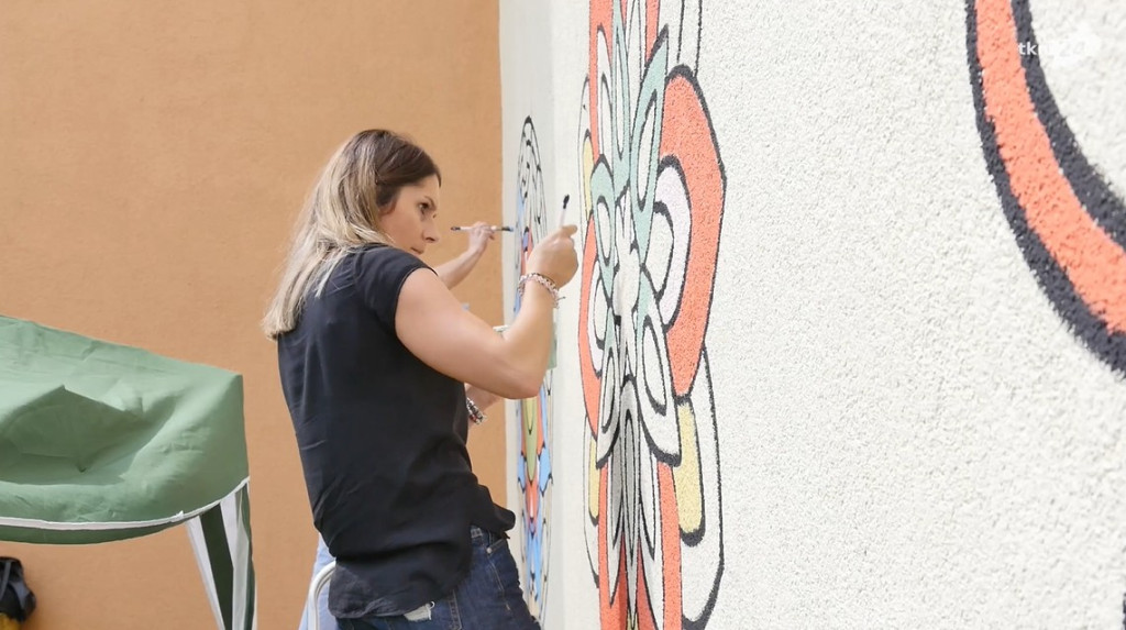 Dzieci tworzą mural na stąporkowskim Domu Kultury [wideo, zdjęcia]