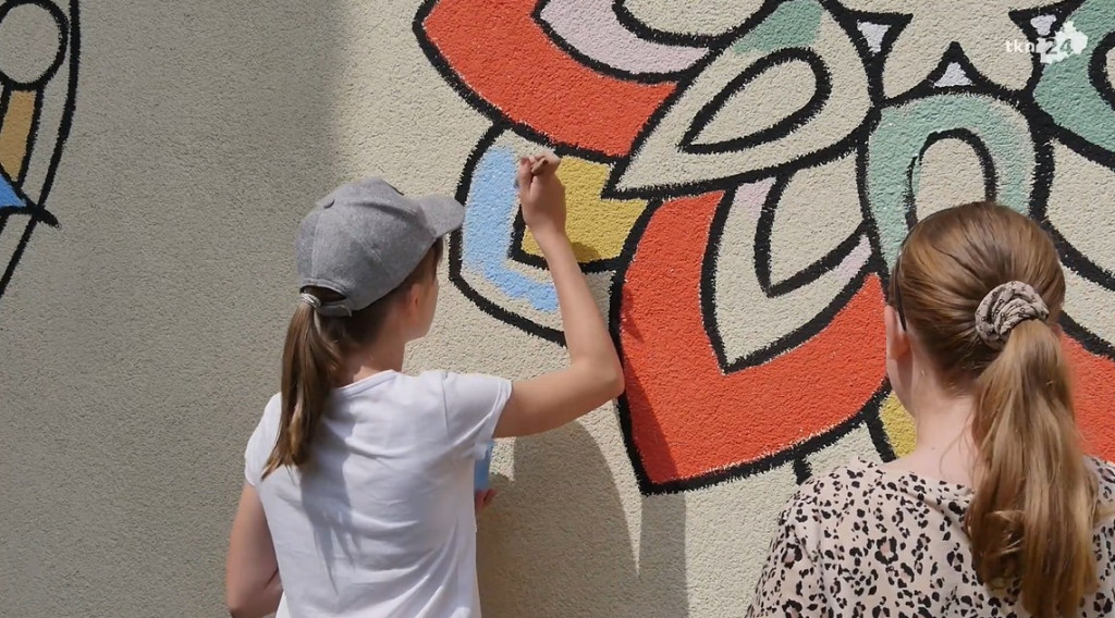 Dzieci tworzą mural na stąporkowskim Domu Kultury [wideo, zdjęcia]