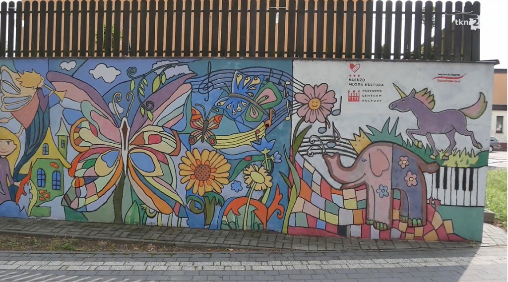 Dzieci tworzą mural na stąporkowskim Domu Kultury [wideo, zdjęcia]