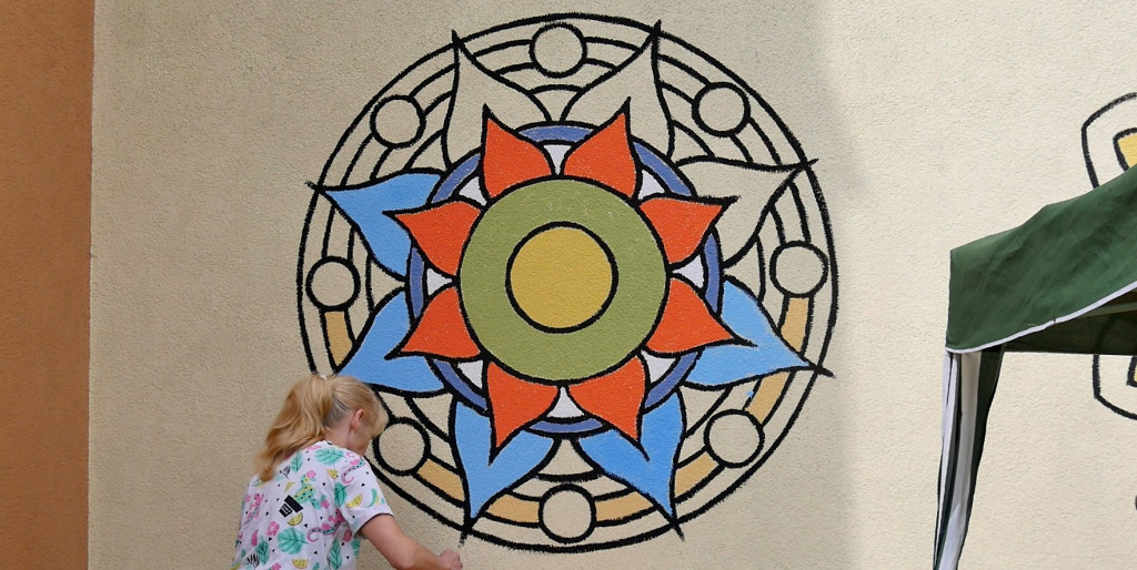 Dzieci tworzą mural na stąporkowskim Domu Kultury [wideo, zdjęcia]