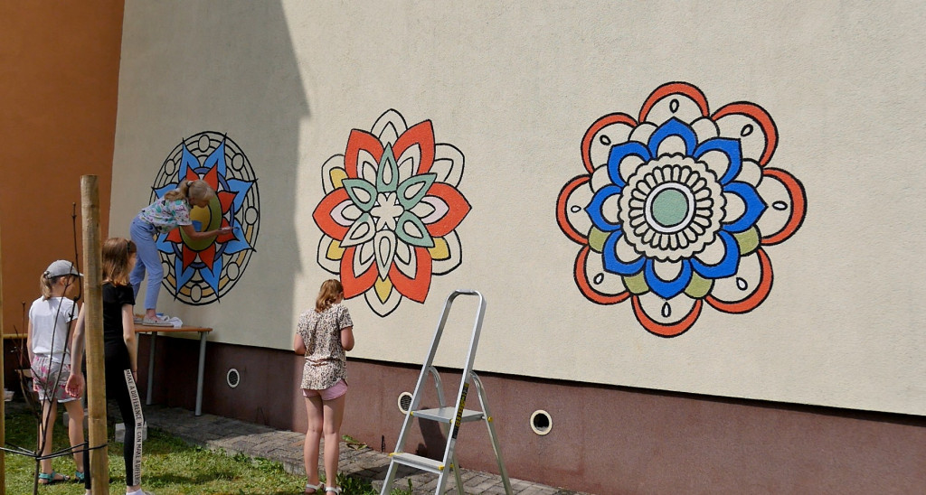Dzieci tworzą mural na stąporkowskim Domu Kultury [wideo, zdjęcia]
