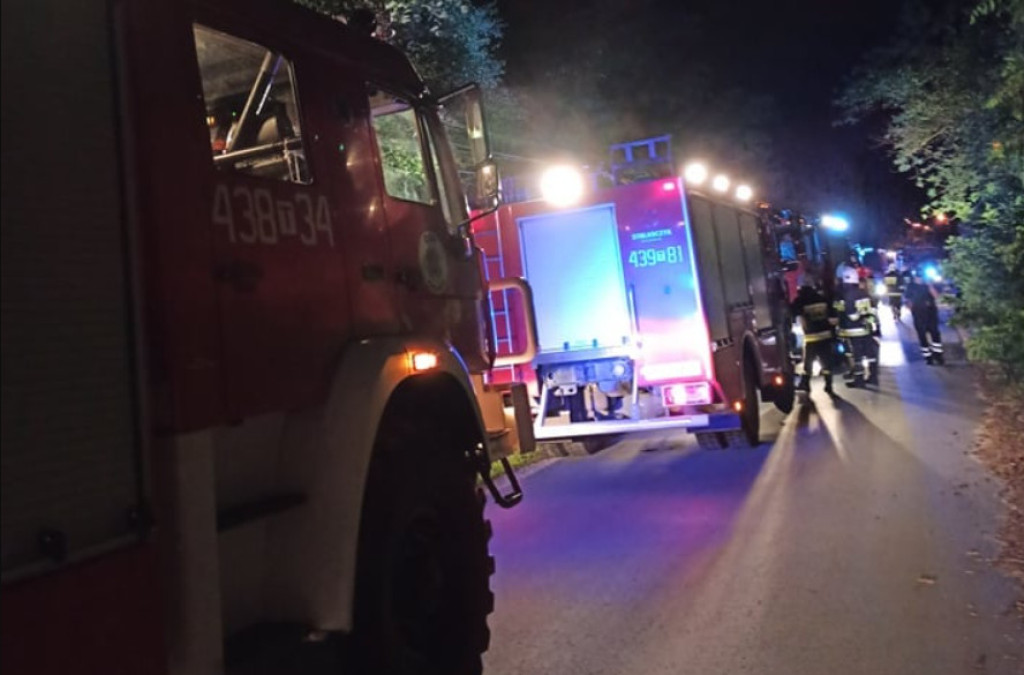 Wąsosz: Duży pożar w starej szkole. To podpalenie? [zdjęcia]