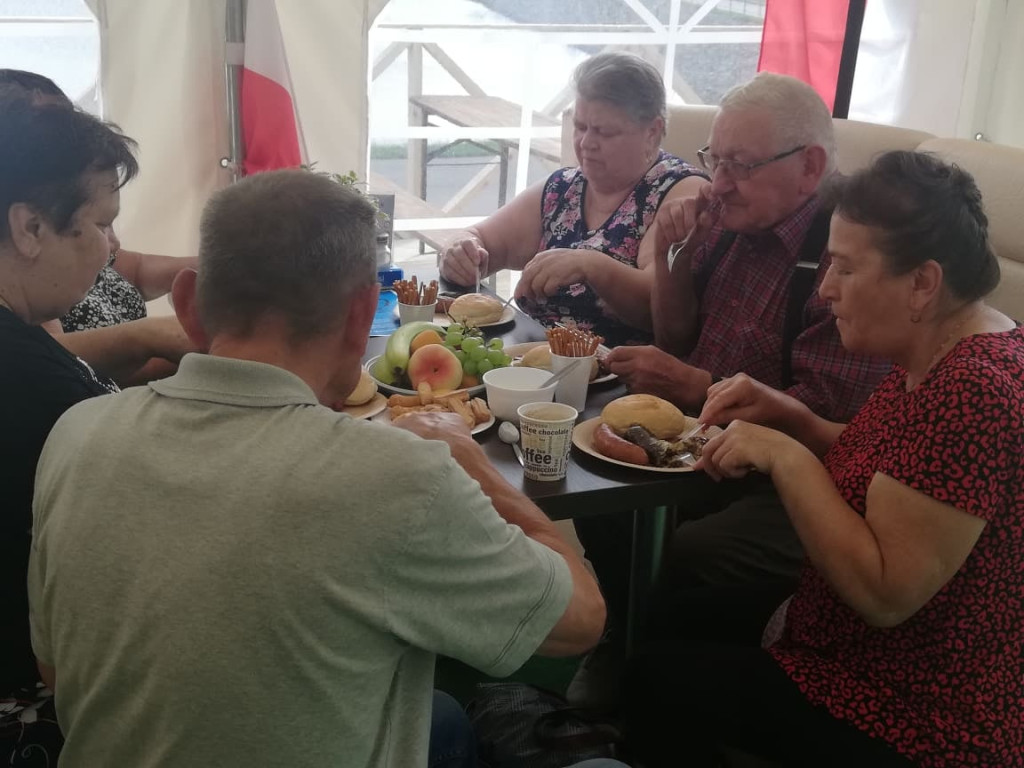 Radoszyccy seniorzy integrowali się nad Zalewem Antoniów [fotorelacja]