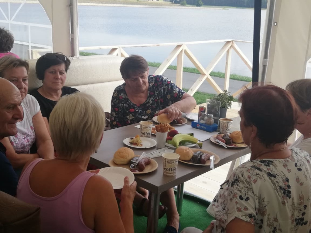 Radoszyccy seniorzy integrowali się nad Zalewem Antoniów [fotorelacja]