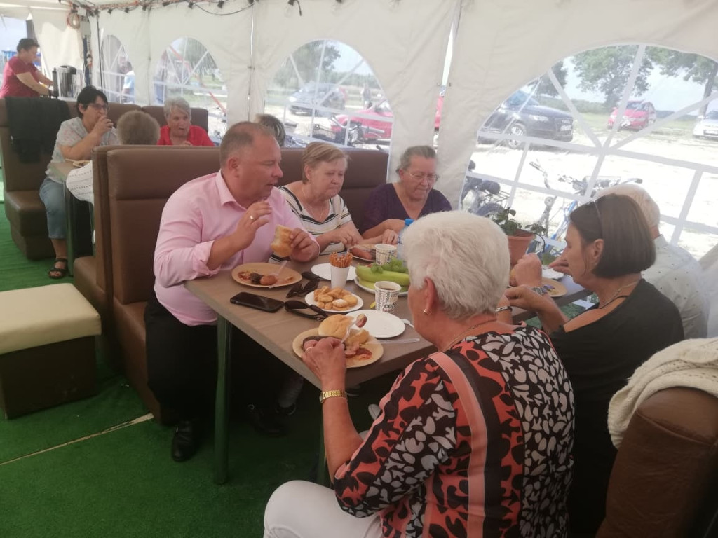 Radoszyccy seniorzy integrowali się nad Zalewem Antoniów [fotorelacja]