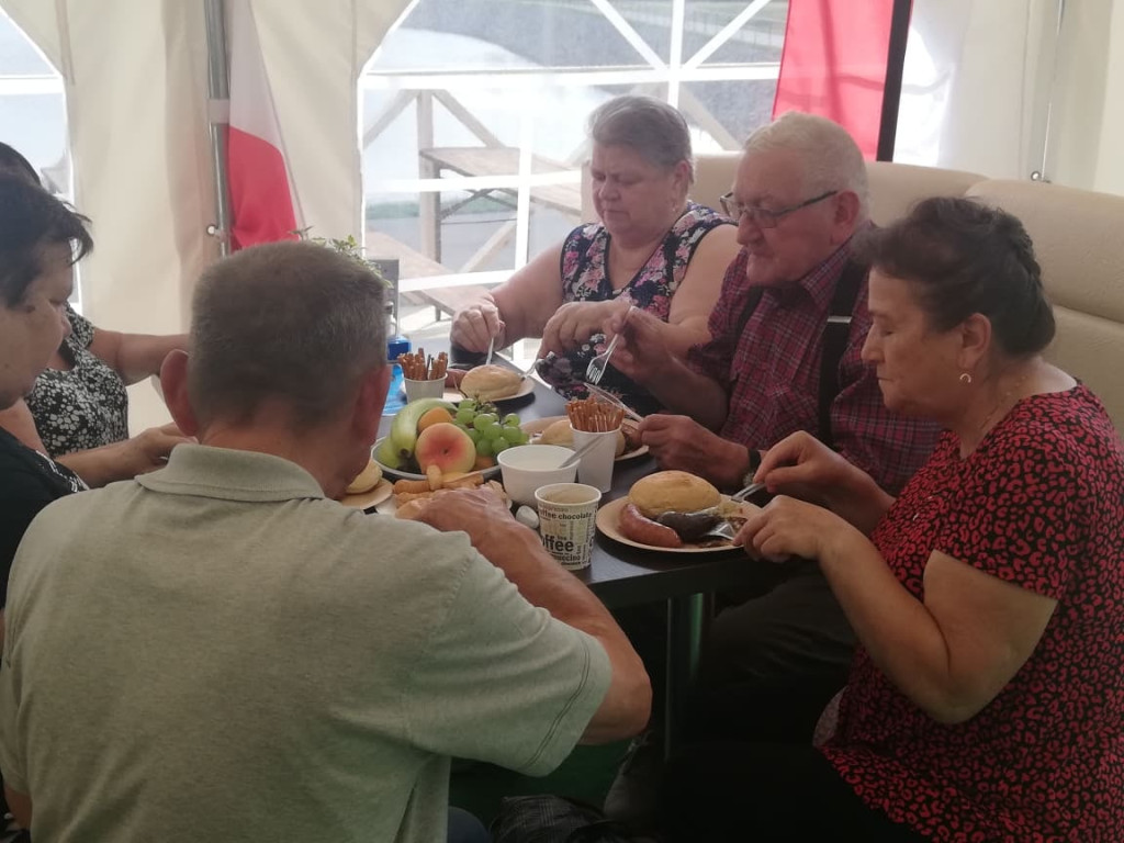 Radoszyccy seniorzy integrowali się nad Zalewem Antoniów [fotorelacja]