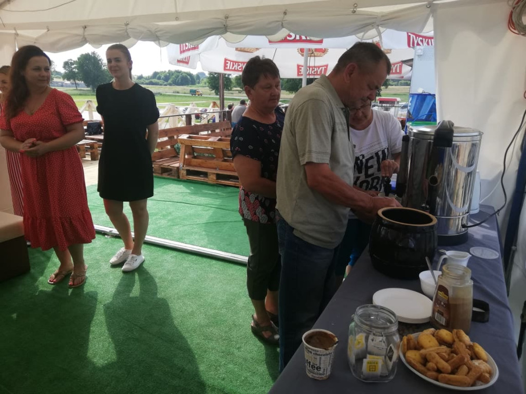 Radoszyccy seniorzy integrowali się nad Zalewem Antoniów [fotorelacja]