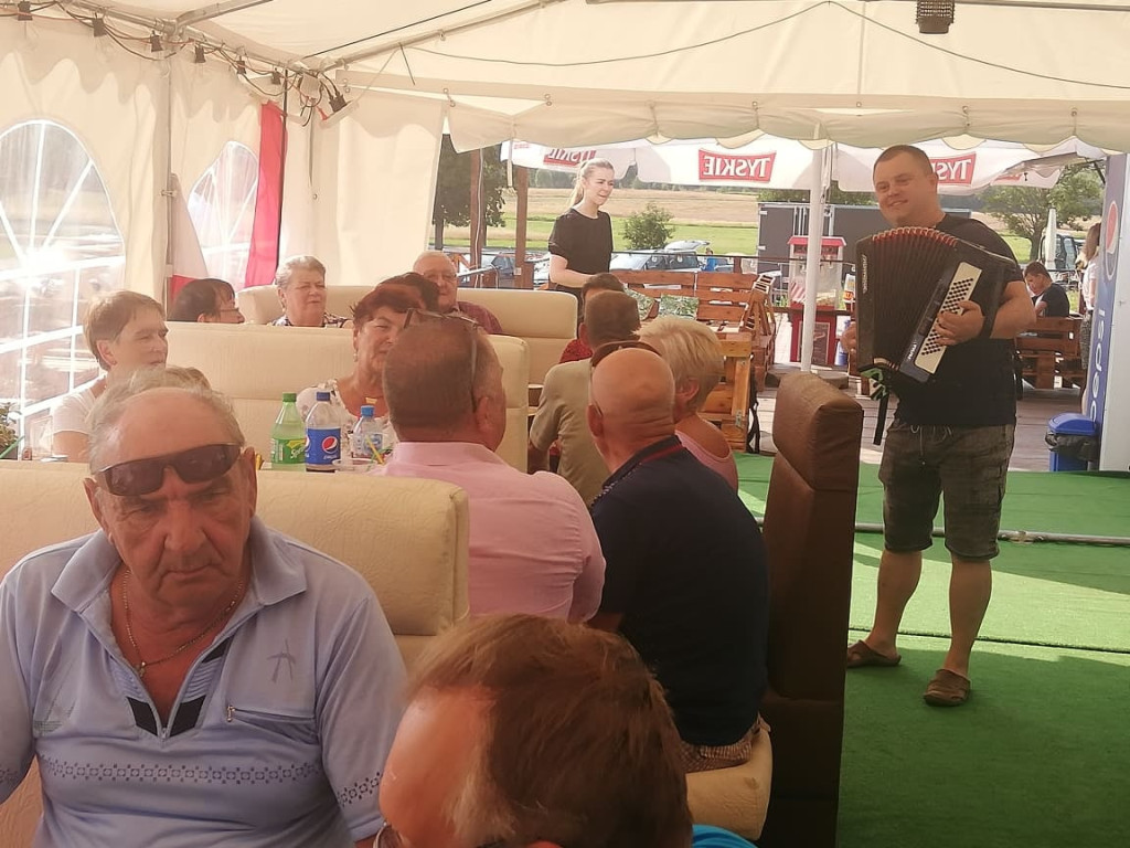Radoszyccy seniorzy integrowali się nad Zalewem Antoniów [fotorelacja]