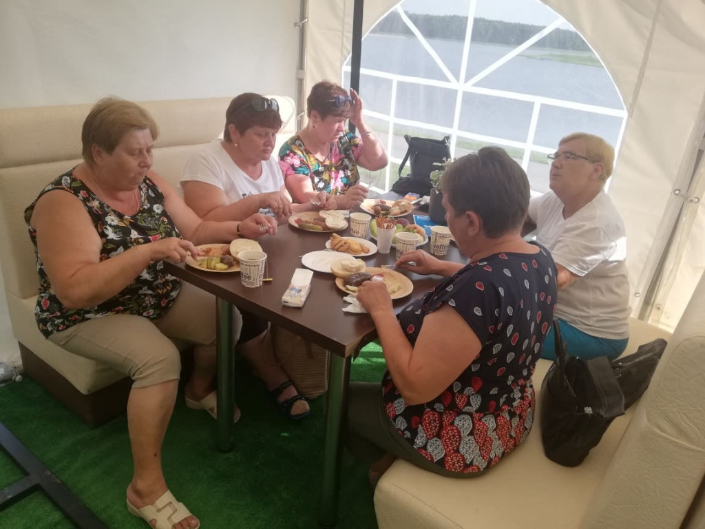 Radoszyccy seniorzy integrowali się nad Zalewem Antoniów [fotorelacja]