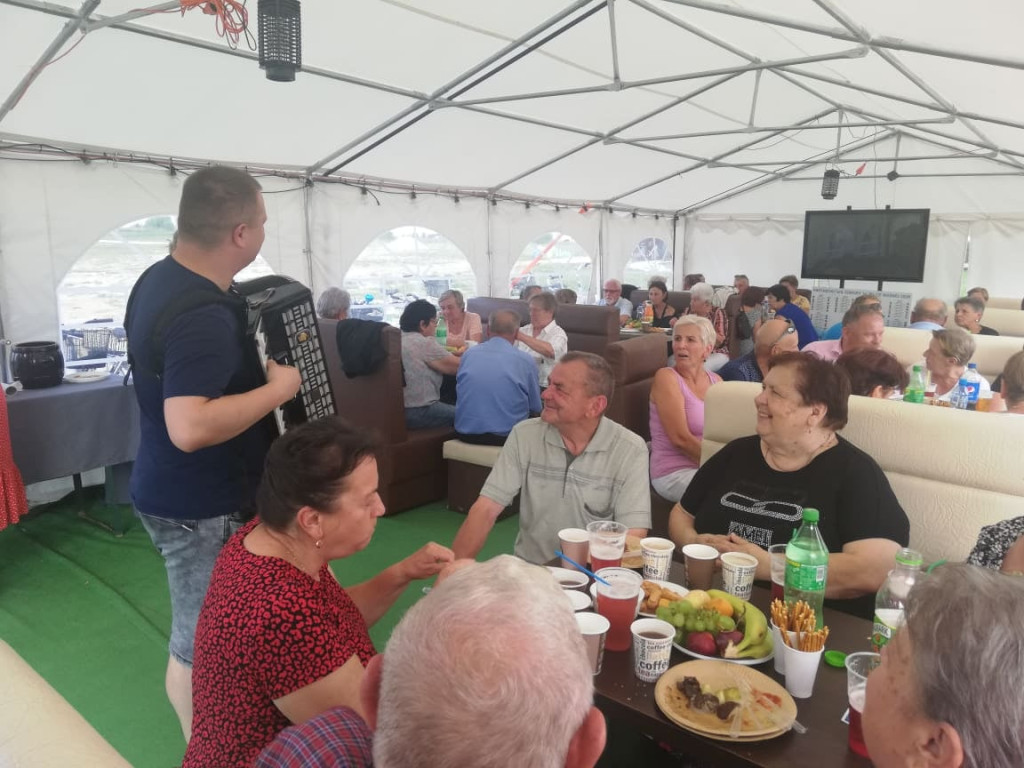Radoszyccy seniorzy integrowali się nad Zalewem Antoniów [fotorelacja]