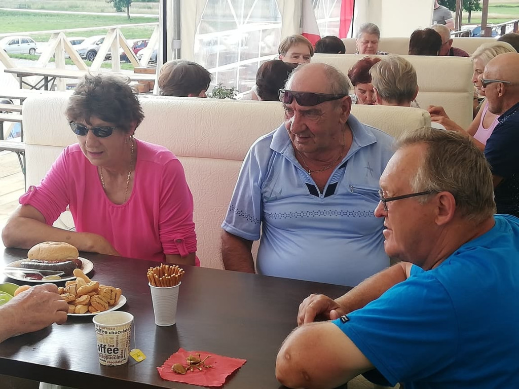 Radoszyccy seniorzy integrowali się nad Zalewem Antoniów [fotorelacja]