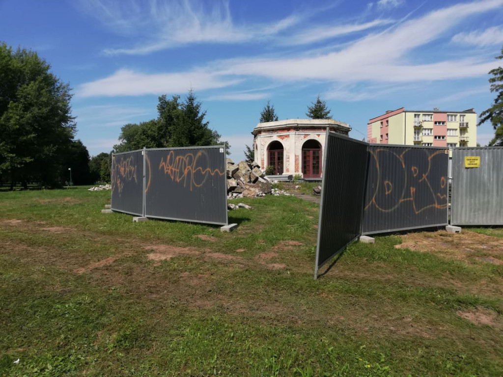 Końskie: Rozebrana stolarnia. Pierwsze prace w Parku Miejskim