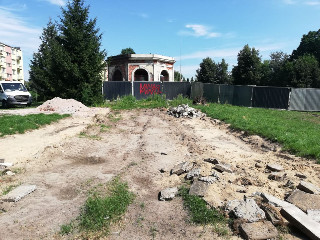 Końskie: Rozebrana stolarnia. Pierwsze prace w Parku Miejskim
