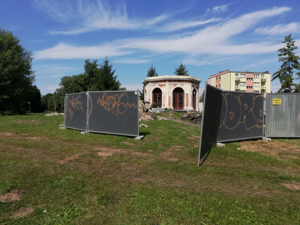 Końskie: Rozebrana stolarnia. Pierwsze prace w Parku Miejskim