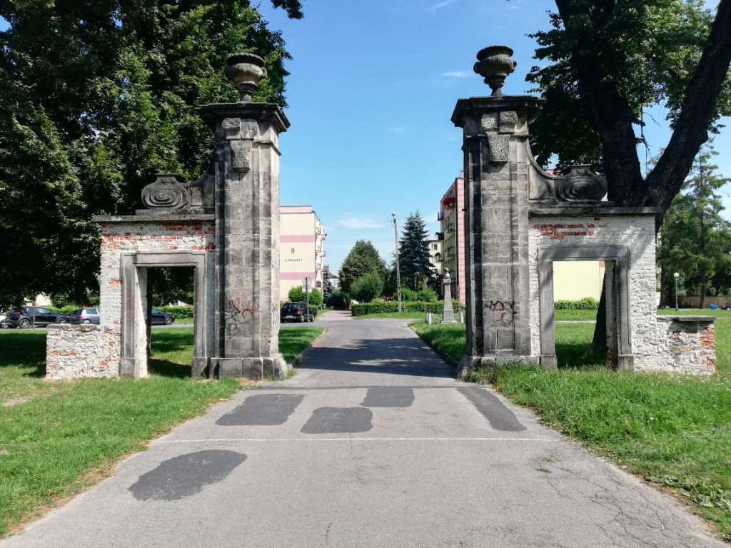 Końskie: Rozebrana stolarnia. Pierwsze prace w Parku Miejskim