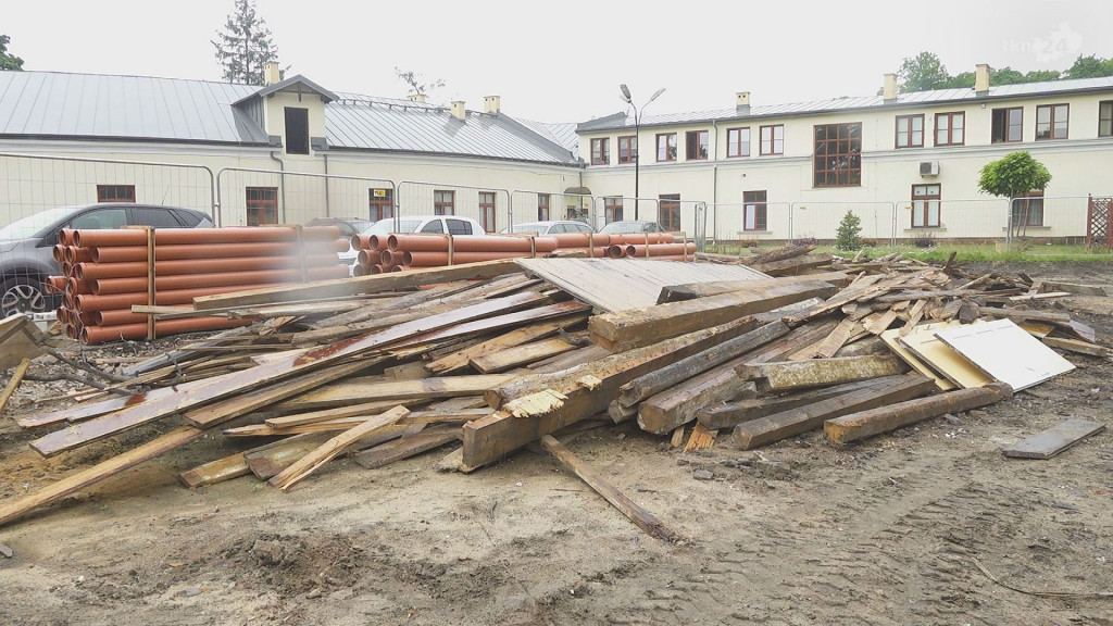 Końskie: Rozebrana stolarnia. Pierwsze prace w Parku Miejskim