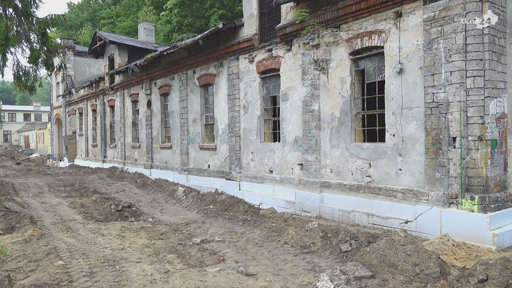 Końskie: Rozebrana stolarnia. Pierwsze prace w Parku Miejskim