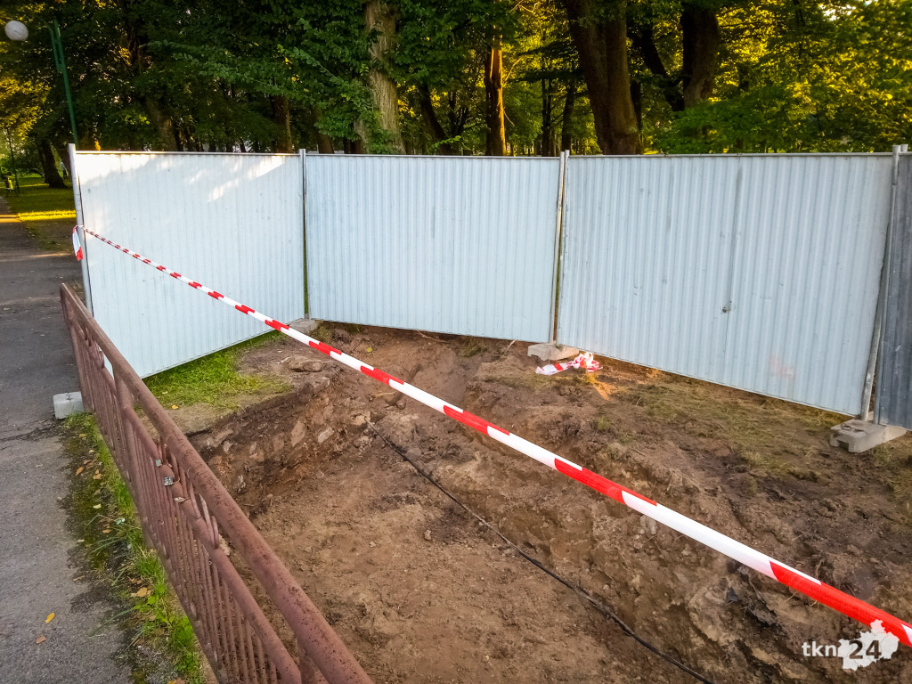 W koneckim parku trwają prace ziemne [zdjęcia]