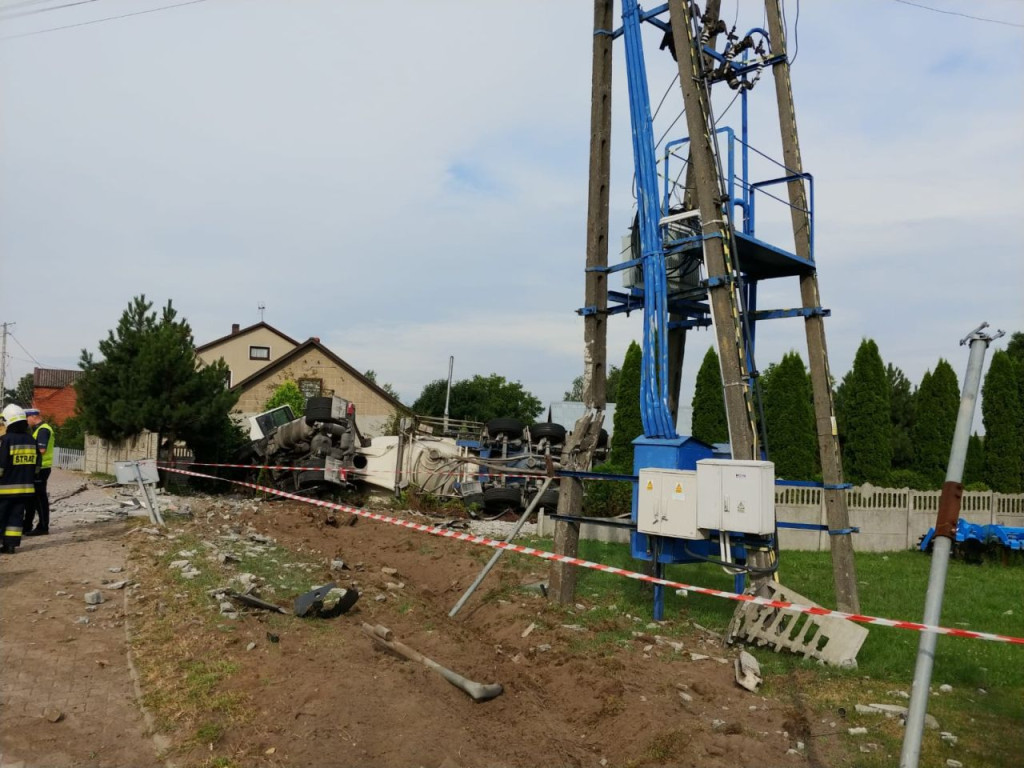 Ciężarówka wjechała w ogrodzenie w Czermnie [zdjęcia]